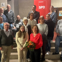 Gruppenbild mit Bürgermeisterkandidatin - das Foto zeigt 14 von 24 Kandidierenden