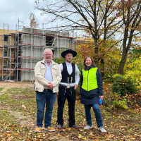 Unsere Stadträte Andreas Hänjes und Andrea Niedt de Matos beim Richtfest am 22.10.2025
